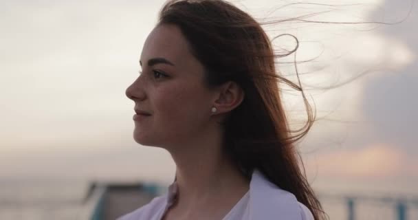 Mujer Joven Relajándose Mirando Cielo Nublado Ventoso Los Ojos Cerrados — Vídeos de Stock