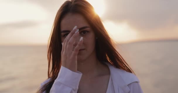 Lovable Brunette Vrouw Aanraken Haar Bij Zee Zonsondergang Zonlicht — Stockvideo