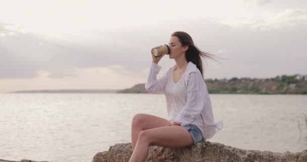 Молодая Женщина Пьет Кофе Вынос Моря Замедленная Съемка — стоковое видео