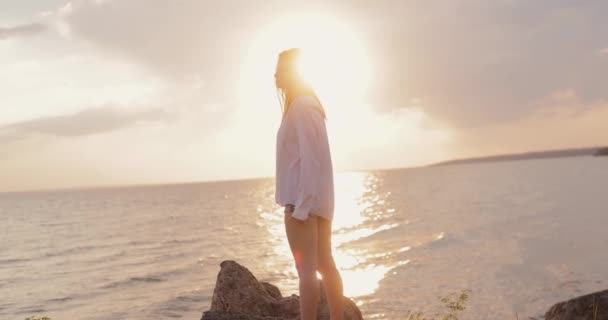 Silhuett Ung Kvinna Tittar Havet Solnedgången Från Kulle Slow Motion — Stockvideo