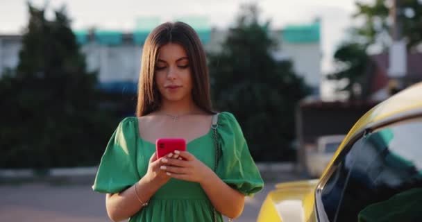 Mooie Vrouw Met Behulp Van Smartphone Gaan Buurt Van Haar — Stockvideo