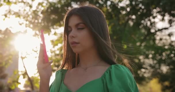 Mulher Bonita Dizer Olá Para Telefone Móvel Dia Verão Câmera — Vídeo de Stock
