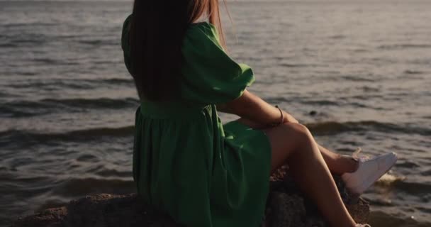 Młoda Nierozpoznawalna Kobieta Zielonej Sukience Patrząca Zachód Słońca Wzgórzu Zwolnionym — Wideo stockowe