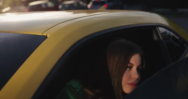 Mulher Bonita Saindo Seu Carro Luxo Câmera Lenta — Vídeo de Stock