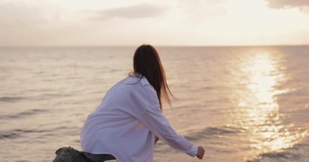 Ung Kvinna Tittar Havet Solnedgången Sitter Kulle Slow Motion — Stockvideo