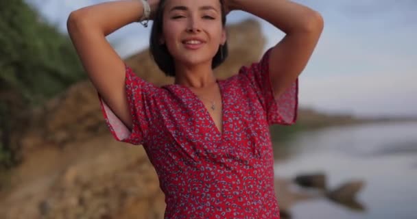Destul Cochettish Femeie Rochie Vară Lângă Piatră Mare Plajă — Videoclip de stoc