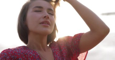 Güzel, esmer, çekici bir kadın portresi. Gün batımında, güneş ışığında.