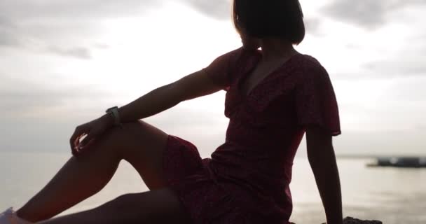 Hermosa Vista Atardecer Mujer Vestido Verano Sentada Una Piedra Mirando — Vídeos de Stock