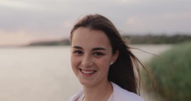 Mutlu gülümseyen kız doğada tek başına ağır çekimde