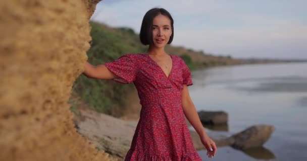 Pretty Alluring Woman Summer Dress Walking Big Stone Beach Slow — ストック動画