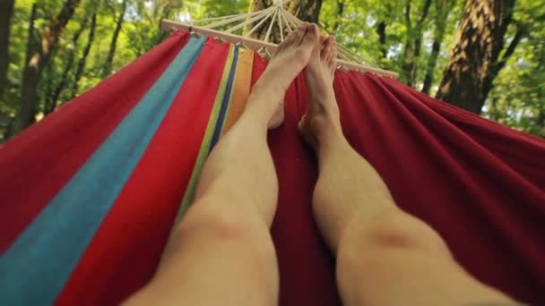 Мужские Ноги Расслабляются Лежа Гамаке — стоковое видео