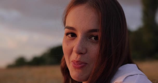 Retrato Cerca Una Joven Sonriente Feliz Mostrando Lengua Coqueteando Conmigo — Vídeos de Stock