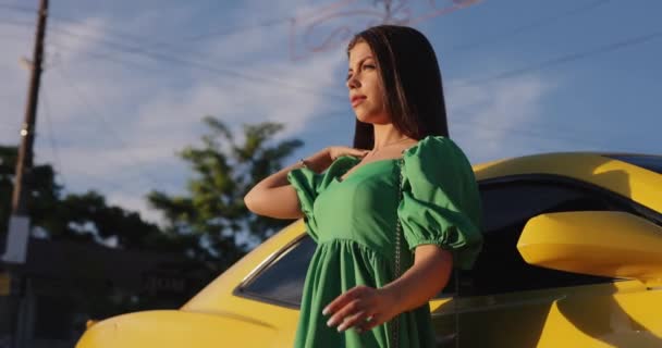 Piękna Kobieta Pozowanie Pobliżu Żółty Luksusowy Samochód Zwolniony Ruch — Wideo stockowe