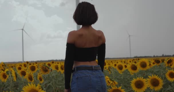 Ciel Dramatique Seule Femme Sous Pluie Regardant Centrale Éolienne Ralenti — Video