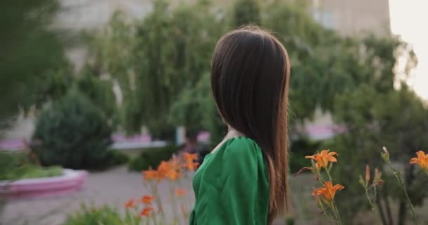 Красивая Женщина Зеленом Платье Поворачивает Лицо Бросая Волосы Глядя Камеру — стоковое видео
