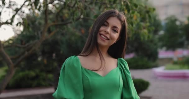 Cantik Tersenyum Wanita Cantik Dengan Gaun Hijau Menatap Kamera — Stok Video
