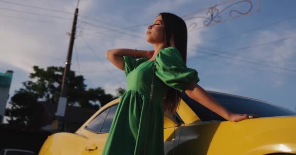 Beautiful Woman Posing Yellow Luxury Car Slow Motion — Vídeos de Stock