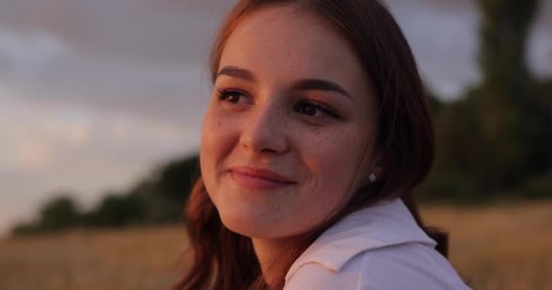 Closeup Portrait Smiling Young Happy Woman Coquetting — Vídeo de stock