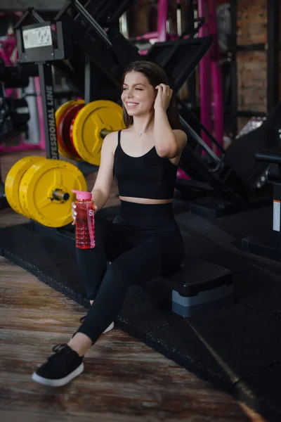 Smiling Sporty Woman Holding Shaker Water Gym – stockfoto