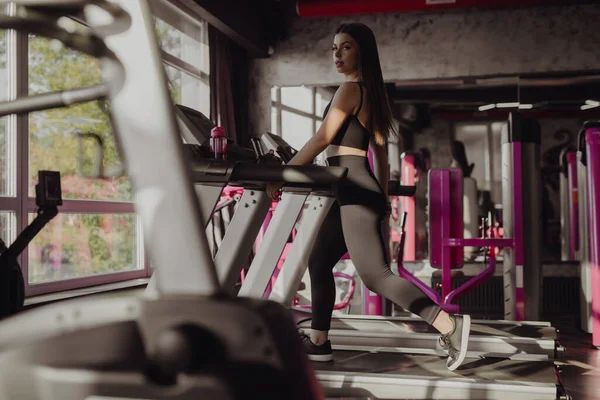 Beautiful Woman Running Treadmill Fitness Center — Stockfoto