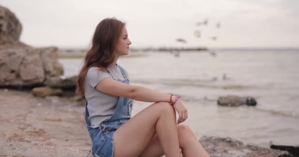 Κορίτσι Κοιτάζοντας Πουλιά Έναν Ουρανό Κάθεται Και Χαλαρώνει Στην Παραλία — Αρχείο Βίντεο