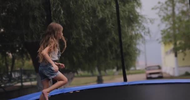 Little Girl Jumping Trampoline Slow Motion — 图库视频影像