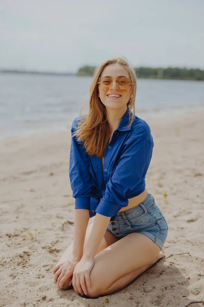 Lykkelig Ung Dame Som Smiler Stranden – stockfoto