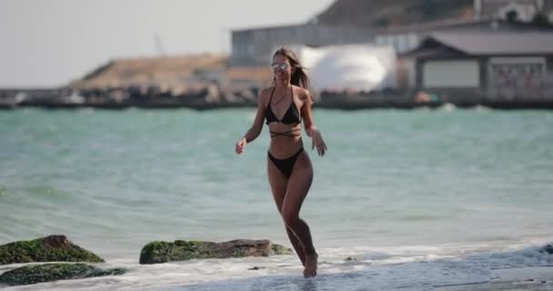 Женщина Бикини Прогулка Морскому Пляжу Замедленная Съемка — стоковое видео