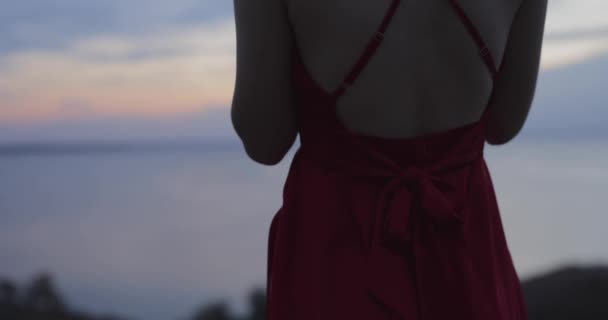 Силует Молодої Самотньої Жінки Червоній Сукні Дивиться Море Пагорба Ввечері — стокове відео