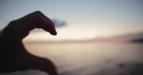 Casal Fazendo Forma Coração Suas Mãos Com Vista Para Mar — Vídeo de Stock
