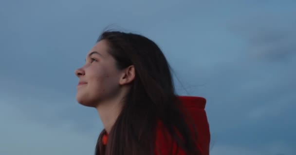 若いです女の子取り深呼吸に対して空の背景 — ストック動画