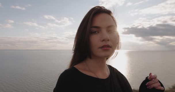 Портрет Женщины Медленном Движении Смотрящей Камеру Стоящую Холме Над Прекрасным — стоковое видео