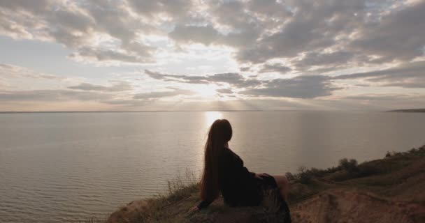 Donna Guardando Splendida Vista Del Tramonto Seduto Una Collina Sopra — Video Stock