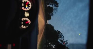 POV gece yolunda araba sürüyor, dikey video.