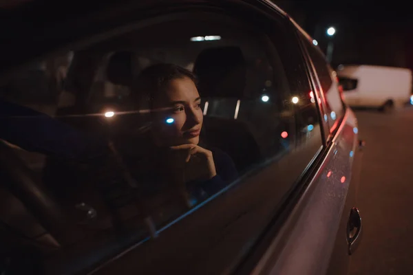 Mujer Retrato Coche Noche Relajante Mirando Través Ventana — Foto de Stock