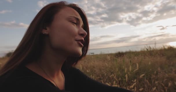 Happy Woman Friends Talking Speaking Together Sitting Hill One Girl — Stock Video