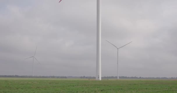 Windturbines Produceren Elektriciteit Het Veld — Stockvideo