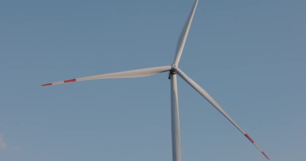 Turbinas Eólicas Geram Eletricidade Fundo Céu — Vídeo de Stock