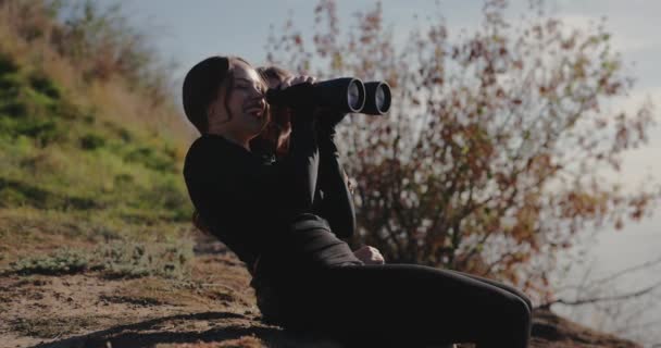 Touristinnen Die Durch Ferngläser Schauen Und Spaß Haben Sitzen Auf — Stockvideo