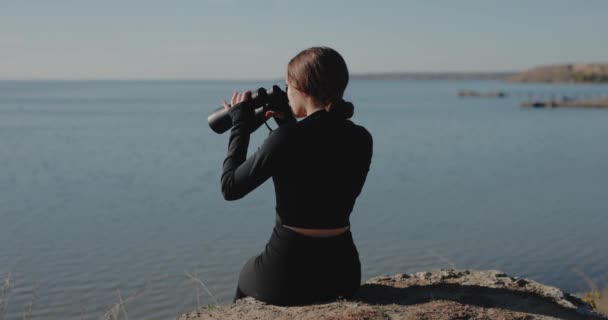 Touristin Blickt Durch Fernglas Auf Den Hügel Über Dem Meer — Stockvideo