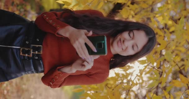 Женщина Помощью Мобильного Телефона Вертикальное Видео Осенний День Замедленная Съемка — стоковое видео