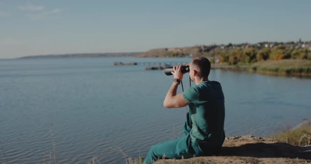 Muž Turista Dívá Dalekohledem Sedí Kopci Nad Mořem Zpomalený Pohyb — Stock video