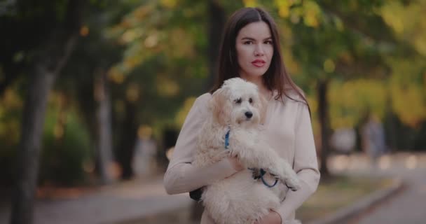 Portret Kobiety Trzymającej Psa Jesiennym Parku Patrzącej Kamerę Zwolniony Ruch — Wideo stockowe