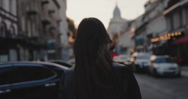 Mulher Andando Rua Cidade Virando Rosto Câmera Lenta — Vídeo de Stock
