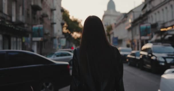 Femeia Mergând Strada Orașului Întorcându Față Mișcare Lentă — Videoclip de stoc