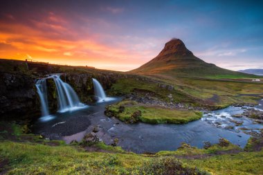 Kirkjufell Dağı, İzlanda 'nın batısı.