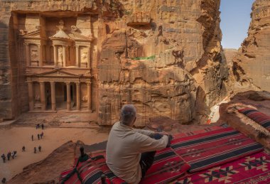 Petra 'da çay odasında oturan adam.