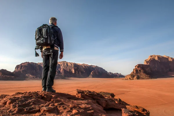 Uomo Nel Deserto Wadi Rum Giordania — Foto Stock