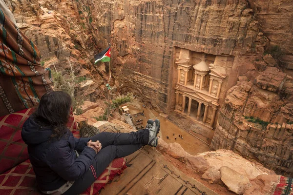 Petra Panorama manzaralı çay odasında oturan kadın.