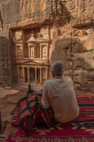 Petra 'da çay odasında oturan adam.
